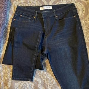 Dark wash skinny jeans with no distressing.